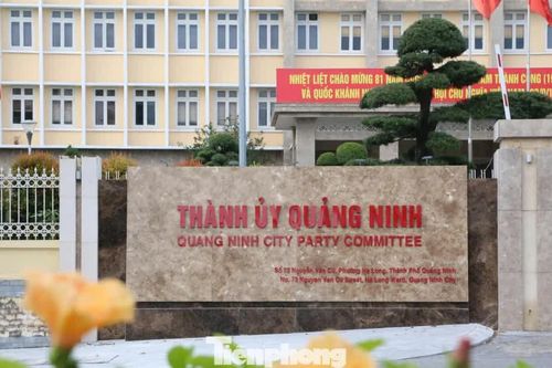 Ngày đầu Quảng Ninh lên thành phố: Các cơ quan đồng loạt đổi tên, thay biển