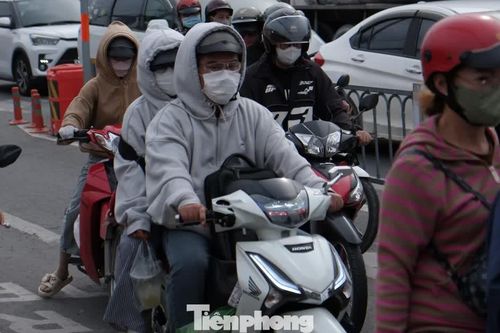 Lỉnh kỉnh hành lý, quà quê, người dân trở lại TPHCM sớm