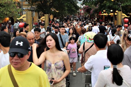 Phố cổ Hội An đông kín dịp lễ 2/9, du khách chen chân từng bước