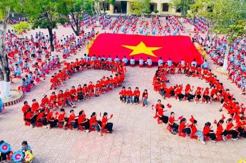 Học sinh Nghệ An xếp hình 2/9 mừng Quốc khánh