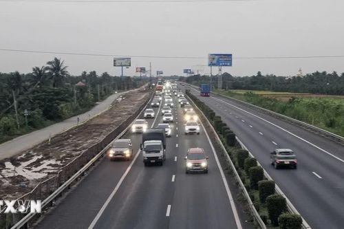 Tạm thời mở làn khẩn cấp giảm ùn tắc cao tốc TP Hồ Chí Minh-Trung Lương