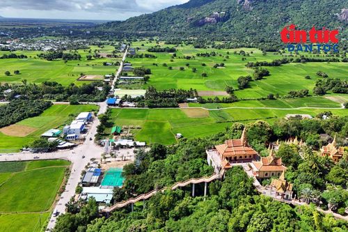 Gìn giữ những giá trị của chùa Khmer đẹp như tranh giữa mây trời vùng Bảy Núi