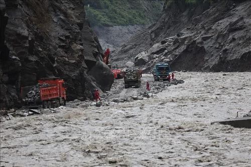 Lũ quét tại Nepal và Trung Quốc: Chạy đua giải cứu hàng trăm người mắc kẹt trong các đường hầm thủy điện