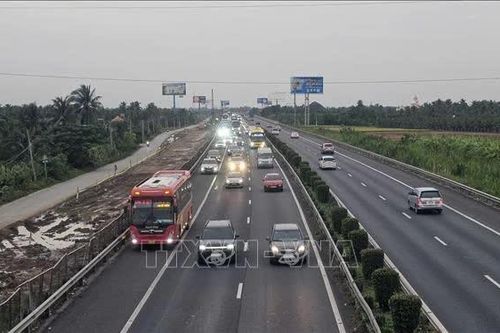 Tạm thời mở làn khẩn cấp giảm ùn tắc cao tốc TP Hồ Chí Minh - Trung Lương