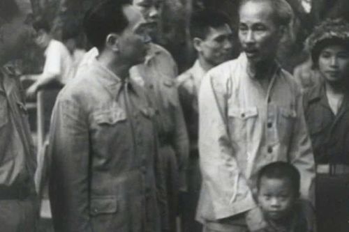 Cậu bé 8 tuổi từng chui vào lòng Bác Hồ và khoảnh khắc được Người gọi lại chụp ảnh