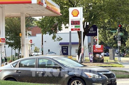 Giá xăng tại Mỹ lần đầu tiên vượt 4 USD/gallon trong cả tháng 8