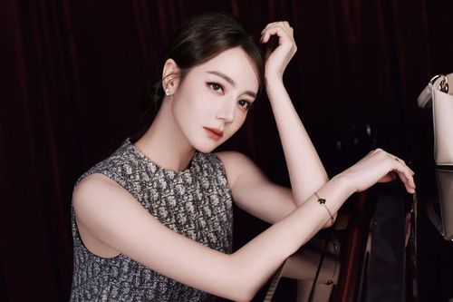 Địch Lệ Nhiệt Ba khoe vẻ đẹp tinh tế trong loạt ảnh mới