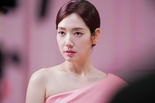 Park Shin Hye khoe nhan sắc rạng rỡ khi sắp sinh con thứ hai
