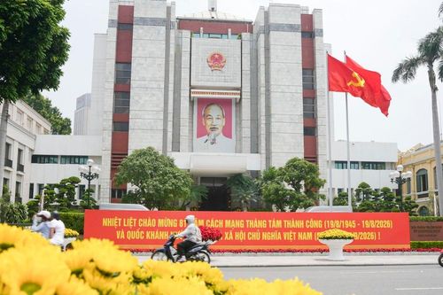 Phố phường Hà Nội rực rỡ cờ hoa chào mừng Quốc khánh 2/9