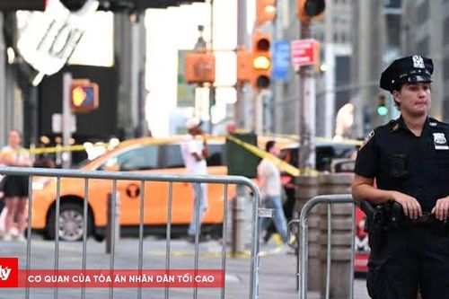 Times Square hỗn loạn: Người phụ nữ cầm hai con dao tấn công người giữa phố, đối đầu với cả cảnh sát