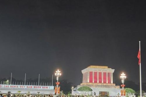 Hàng nghìn người xếp hàng theo dõi Lễ hạ cờ tại Quảng trường Ba Đình