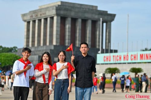 Chùm ảnh: Hà Nội - điểm hẹn ngày Tết Độc lập