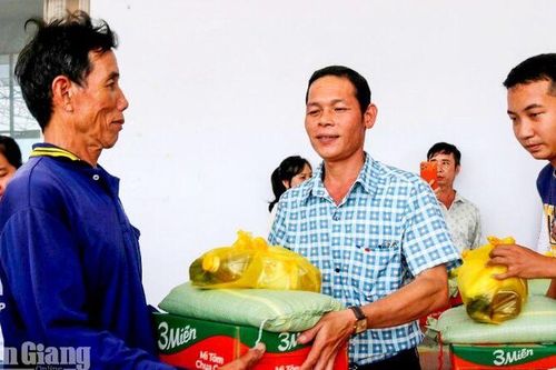 Tịnh Biên trao 300 phần quà dịp Quốc khánh 2/9