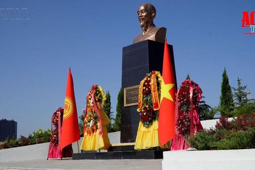 Khánh thành Tượng đài Chủ tịch Hồ Chí Minh tại Bishkek
