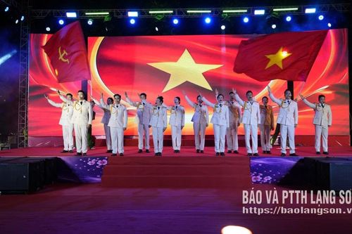 Mặc áo cờ đỏ sao vàng tham gia các hoạt động tại Không gian văn hóa đường Hùng Vương tối 2/9