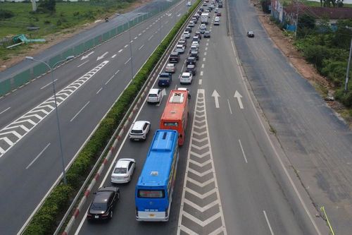 Người dân kết thúc kỳ nghỉ sớm, cao tốc hướng về TP.HCM xảy ra ùn tắc