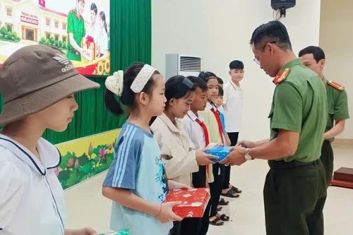 Gặp mặt, tặng quà cho học sinh trúng tuyển vào Trường Văn hoá CAND II