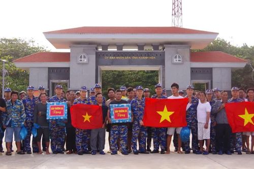 32 ngư dân lâm nạn ở vùng biển Trường Sa lên tàu về đất liền