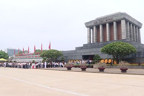 Người dân xếp hàng vào Lăng viếng Chủ tịch Hồ Chí Minh
