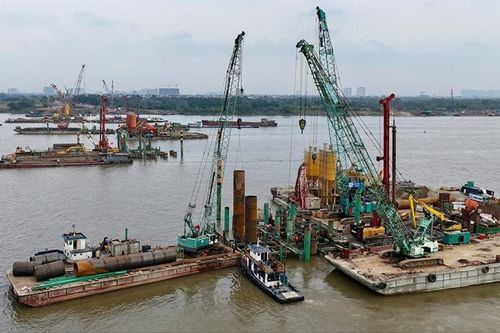 Tháo gỡ vướng mắc, đẩy nhanh tiến độ 7 cầu vượt sông Hồng