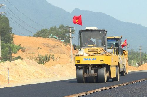 Cờ Tổ quốc trên những đầu máy thi công dịp 2/9