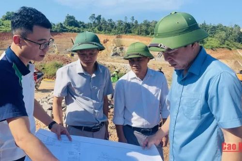 Bí thư Đảng ủy phường Thục Phán kiểm tra tiến độ Dự án khu tái định cư phục vụ giải phóng mặt bằng Dự án mỏ sắt Nà Rụa