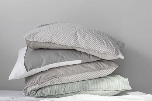 Vỏ gối cũ đừng vội bỏ, 5 mẹo tận dụng giúp nhà cửa gọn gàng hơn