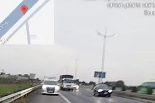 CSGT mở làn dừng khẩn cấp cho ôtô chạy vào cao tốc TP.HCM - Trung Lương để giải tỏa ùn tắc
