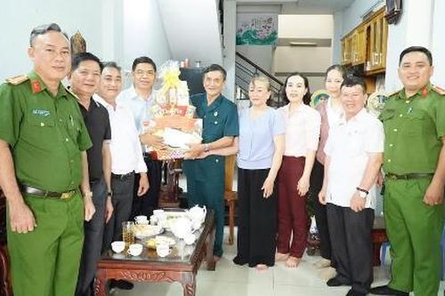 Phường Tân Thới Hiệp, TPHCM: Tặng quà cho gia đình chính sách và các hộ dân khó khăn