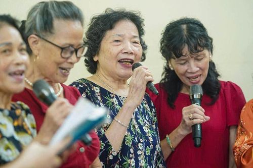 U80 Hà Nội thoát cảnh làm bạn với tivi, đi 'học' mỗi ngày