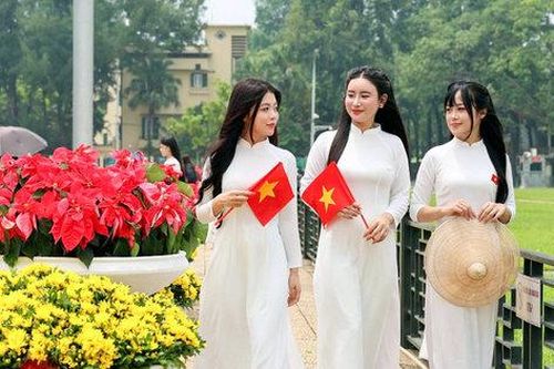 Sắc áo dài hòa cùng cờ đỏ sao vàng tại Quảng trường Ba Đình