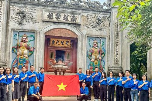 Tuổi trẻ Gia Lâm về nguồn, dâng hương tại Đền Hùng