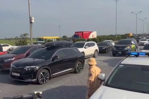 Cho phép lái xe mượn chiều đường đối diện trên cao tốc Cao Bồ - Pháp Vân để trở lại Thủ đô thuận lợi