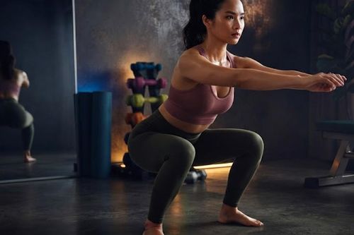 Ngồi xổm đúng cách để cải thiện vóc dáng