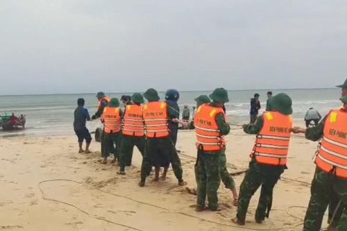 Bộ đội Biên phòng tỉnh Quảng Trị căng mình cứu 5 thuyền cá giữa sóng dữ