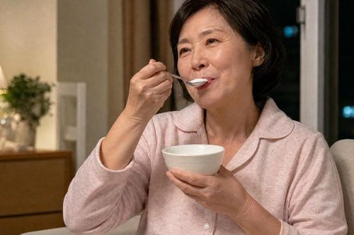 Cách ăn sữa chua buổi tối tốt cho sức khỏe sau tuổi 50