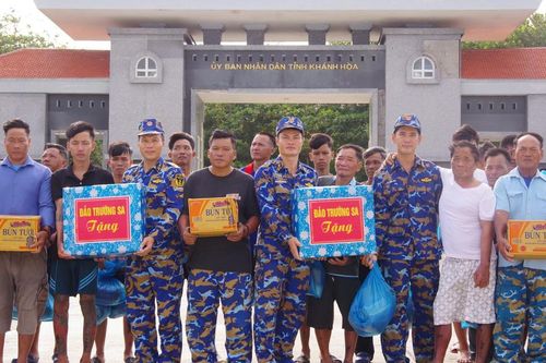 Bàn giao 32 ngư dân gặp nạn trên biển để đưa về đất liền