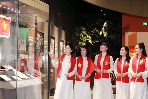 Du khách check-in, lưu dấu khoảnh khắc đẹp tại Bảo tàng Lịch sử Quân sự nhân dịp Quốc khánh 2/9