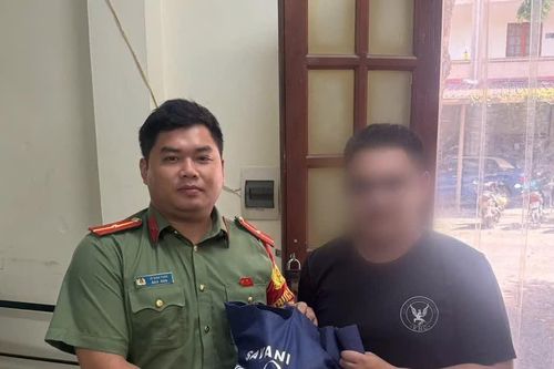 Trao trả tài sản cho người dân đánh rơi