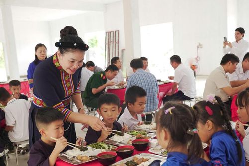 Thủ tướng chỉ đạo rà soát, chăm lo chế độ cho học sinh diện chính sách, khó khăn