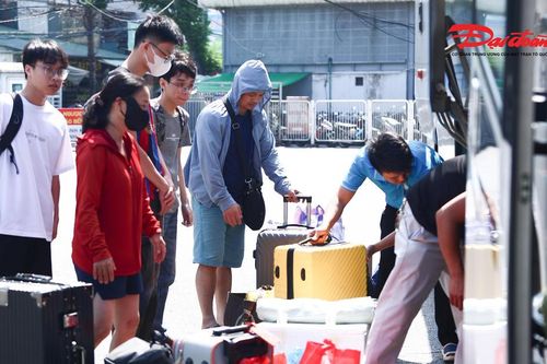 Chiều 2/9, người dân lỉnh kỉnh đồ đạc trở lại Hà Nội, bến xe đông đúc