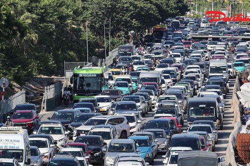 Cuối kỳ nghỉ lễ 2/9, dòng người ùn ùn trở lại Hà Nội, nhiều cửa ngõ ùn tắc