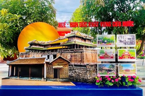 Dòng người nối nhau về quê Bác dịp Tết Độc lập