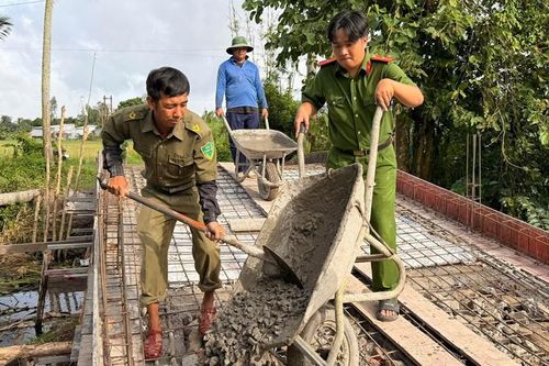 An Giang: Công an xã Giồng Riềng góp sức xây dựng cầu dân sinh