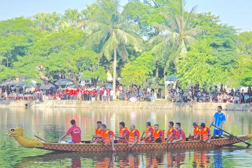Mừng Quốc khánh bằng những đường đua thuyền chải trên Hồ Bán Nguyệt