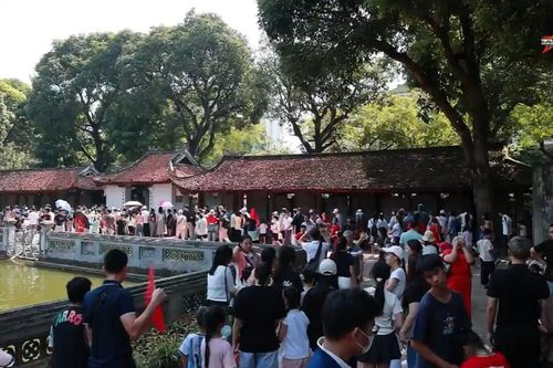 Ngày lễ nắng to: Văn Miếu - Quốc Tử Giám trở thành điểm đến lý tưởng