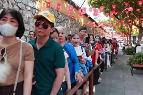 Xếp hàng dài vào tham quan Nhà tù Hỏa lò