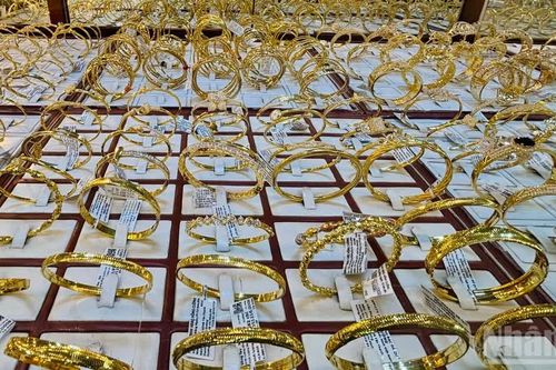 Giá vàng ngày 2/9: Thế giới tiếp đà lao dốc, 'bốc hơi' hơn 100 USD/ounce