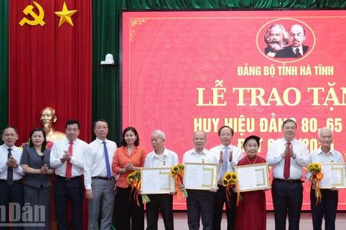 Đồng chí Phạm Gia Túc trao Huy hiệu Đảng cho các đảng viên lão thành tại Hà Tĩnh