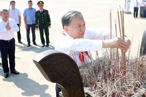 Tổng Bí thư, Chủ tịch nước Tô Lâm dâng hương tưởng nhớ Chủ tịch Hồ Chí Minh tại Hà Nội